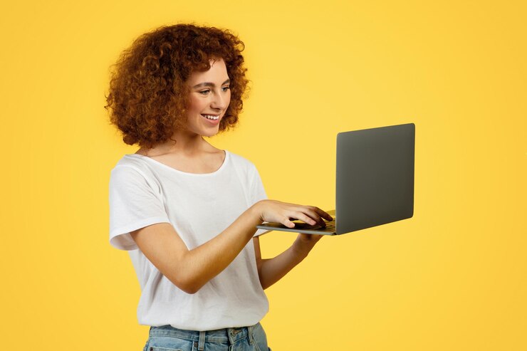 Me alegro de que una joven estudiante europea escriba en una computadora portátil y charle en las redes sociales