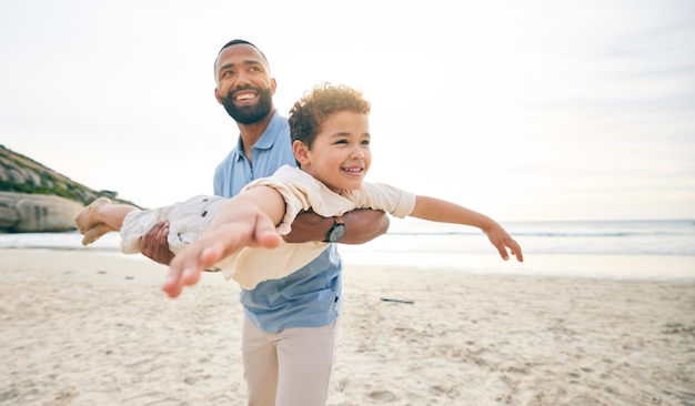 Me encanta el avión y el padre con el niño en la playa con una sonrisa de libertad y la unión en la naturaleza juntos Feliz vuelo y padre con un niño en el mar para juegos divertidos y vacaciones o viajes de libertad