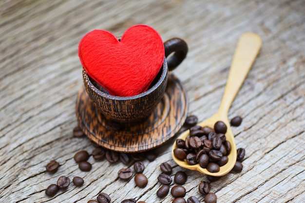 Me encanta el concepto de café. Corazón en taza de café de madera con granos de café amor romántico día de San Valentín en madera