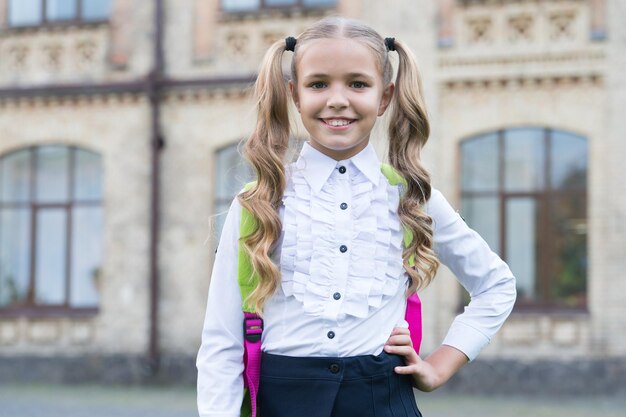 Me encanta la escuela Niña feliz de regreso a la escuela Niño pequeño usa uniforme escolar Elementos esenciales de la escuela Día del conocimiento 1 de septiembre Educación y estudio Inicio El aprendizaje es genial