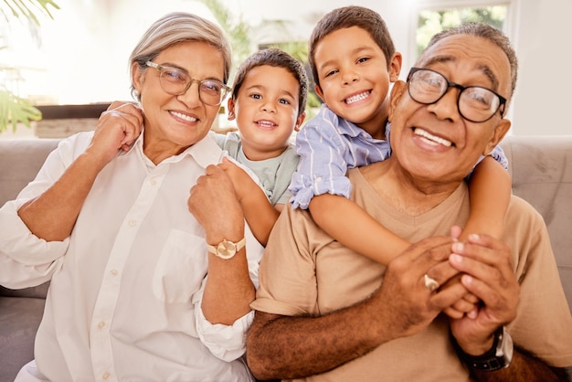 Me encanta la familia feliz y los niños se relajan con los abuelos en un sofá, se abrazan y se unen en una sala de estar.