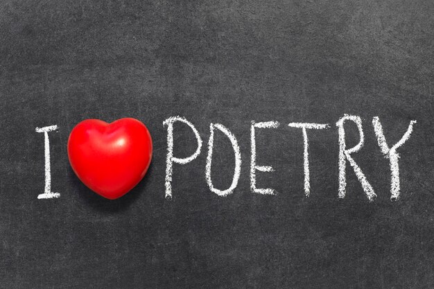 Me encanta la frase de poesía escrita a mano en la pizarra con el símbolo del corazón
