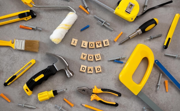 Foto me encanta el mensaje de papá con herramientas para reparar pinzas de sierra martillo vista superior plana concepto del día del padre
