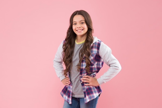 Me encanta la moda Chica feliz con un look de moda fondo rosa Pequeña fashionista en estilo casual Tendencias de ropa Ropa de moda Ropa elegante para niños Moda de niñas Descubre tu nuevo atuendo