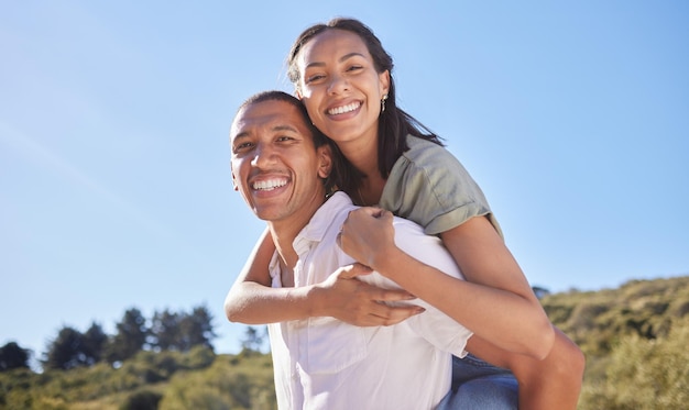 Me encanta la pareja feliz y la aventura de viajar con los jóvenes amantes de las caminatas explorando y viajando por la naturaleza en verano Sonrisa de retrato de un hombre y una mujer latinos disfrutando a cuestas mientras salen a caminar