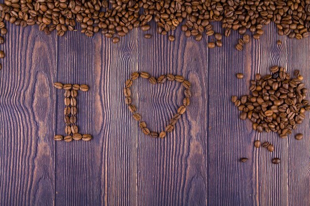 Me encantan los granos de café en una mesa de madera.