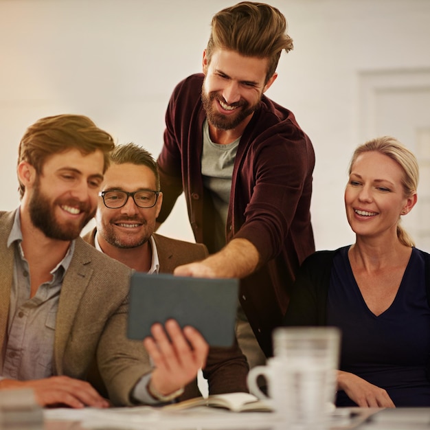 Me gusta este Captura recortada de un grupo de empresarios mirando una tableta en la sala de juntas