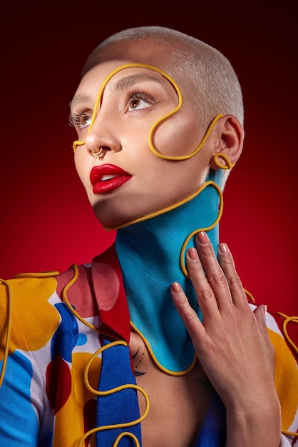 Foto me gusta un poco más de esto y aquello foto de estudio de una mujer joven con estilo posando sobre un fondo rojo