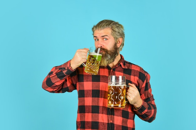 Me gusta el sabor El hombre sostiene un vaso de cerveza hipster en el mostrador del bar divirtiéndose viendo fútbol Brutal hombre barbudo bebe cerveza de un vaso Cervecería Elegante barman o barman en la recreación del bar