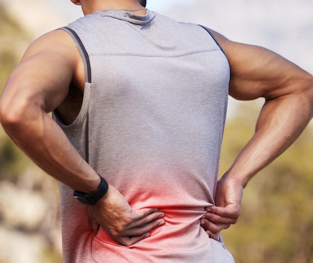 Foto me he puesto la espalda de nuevo captura recortada de un hombre irreconocible parado solo afuera y sufriendo de dolor de espalda mientras corre