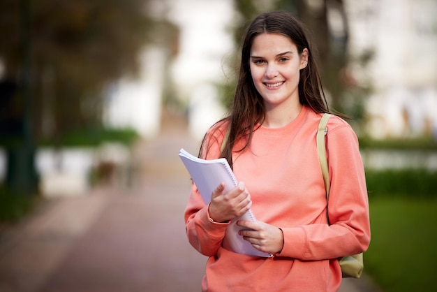 Me voy a mi próxima clase Foto de una hermosa joven en el campus