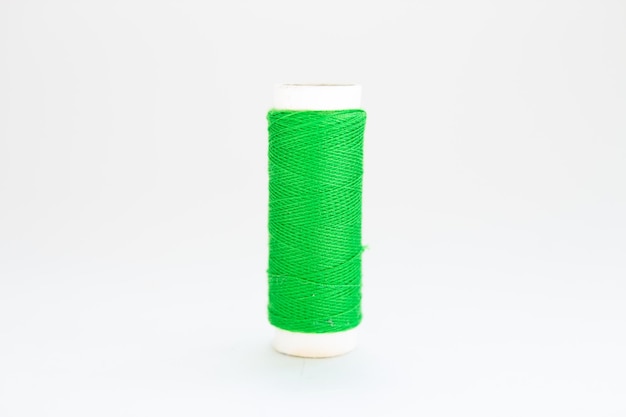 Meada de fio verde em um fundo branco