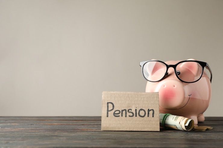 Foto mealheiro, dinheiro e inscrição pension contra superfície cinza