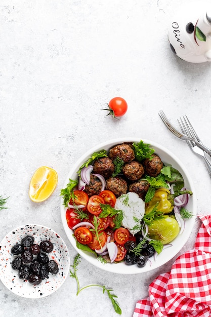 Foto meatballs gregos com molho tzatziki