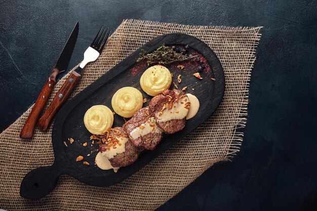 Meatloaf mit Pommes Frites und Gemüse auf einem Holzbrett traditionelles englisches Essen Lebensmittel Fotokopie