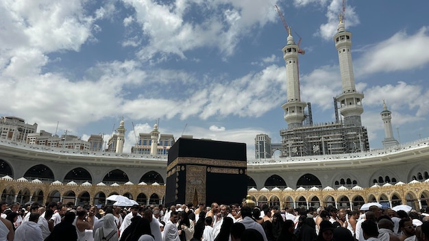 Foto meca arabia saudita 28 de marzo de 2024 al kaaba en la mezquita al haram peregrinos musulmanes realizan el hajj y el um