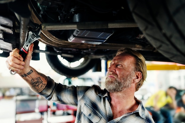 Un mecánico arreglando un auto