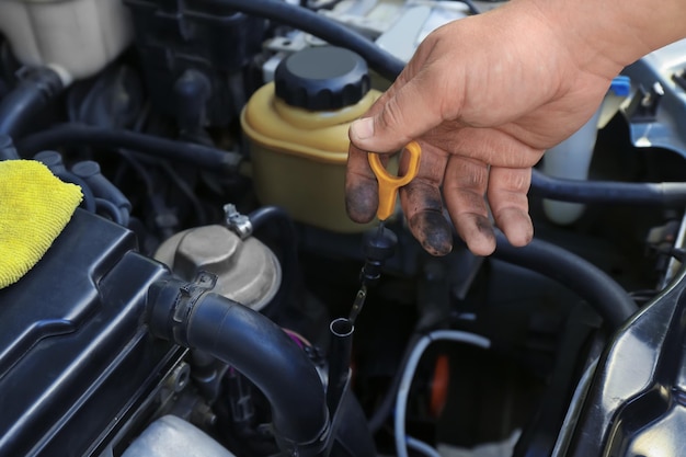 Foto mecánico automotriz reparando un coche de cerca