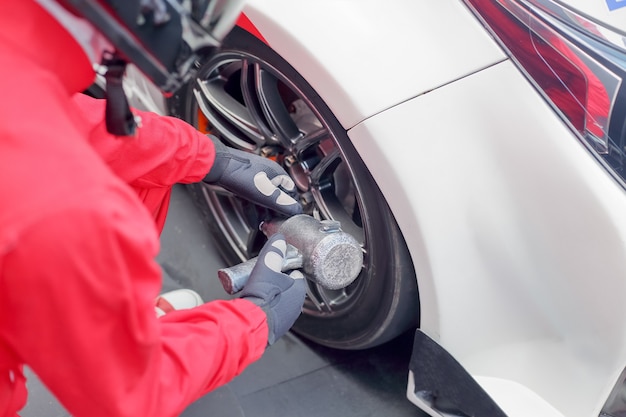 Mecánico de automóviles, cambio de rueda de coche de carreras