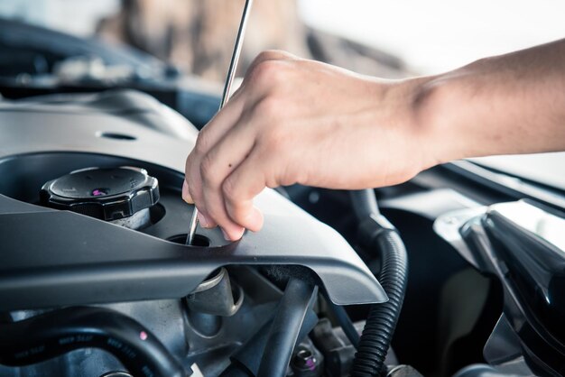 Mecánico de automóviles comprobando el enfoque selectivo del ingeniero de automóviles