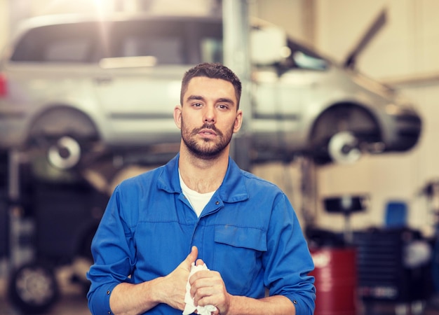 Foto mecánico de automóviles o herrero en un taller de automóviles