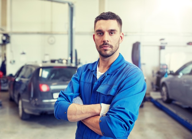 mecánico de automóviles o herrero en un taller de automóviles