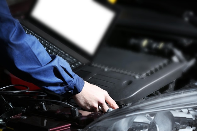 Mecánico de automóviles profesional que trabaja en el primer plano del servicio de reparación Concepto de diagnóstico de automóviles