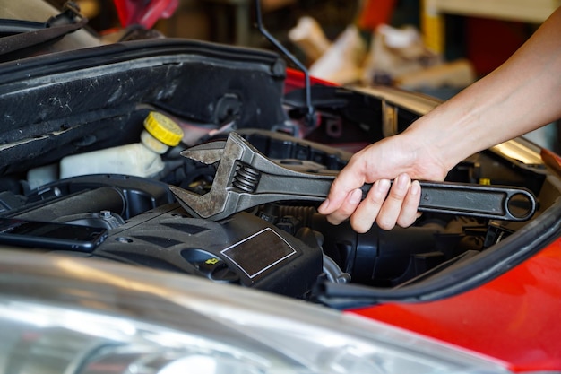 Mecánico de automóviles que trabaja en el garaje Servicio de reparación Concepto de verificación de automóviles