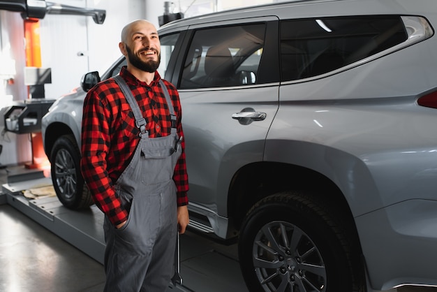 Mecánico de automóviles que trabaja en el taller de reparación de automóviles