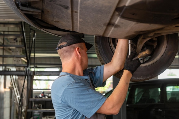 Mecánico de automóviles que trabaja en un taller de reparación de automóviles