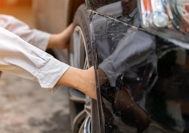 Mecánico de automóviles Removiendo ruedas de automóviles