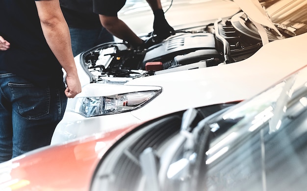 Foto mecánico de automóviles reparación de automóviles para clientes en el garaje