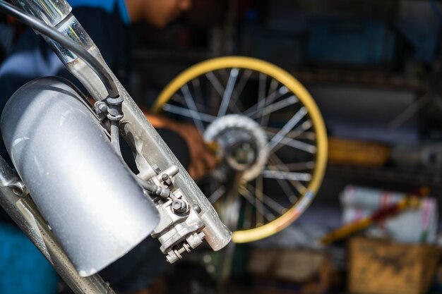 Mecánico de automóviles reparación de motocicletas en taller de reparación de bicicletas