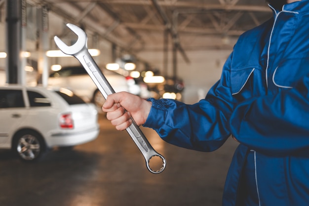 mecánico de automóviles reparando autos en el garaje de servicio