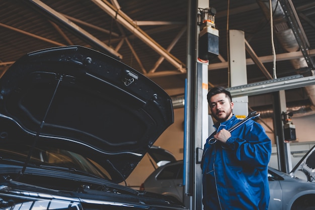 mecánico de automóviles reparando autos en el garaje de servicio