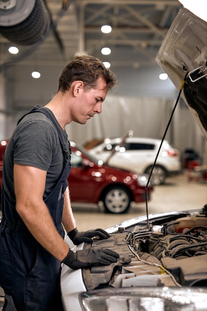 Mecánico de automóviles en el servicio de reparación de automóviles y trabajador de mantenimiento que repara el servicio y mant...