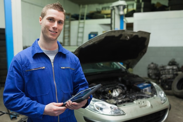 Mecánico de automóviles con tableta