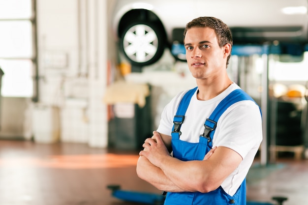 Mecánico de automóviles en taller