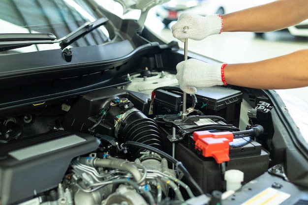 Mecánico de automóviles trabajando en el garaje, centro de servicio de reparación de automóviles.