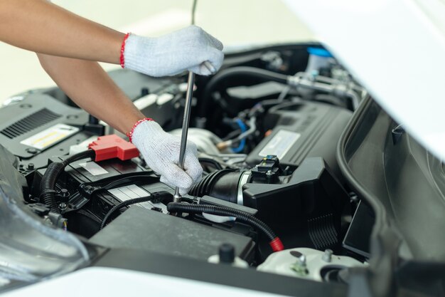 Mecánico de automóviles trabajando en el garaje, centro de servicio de reparación de automóviles.