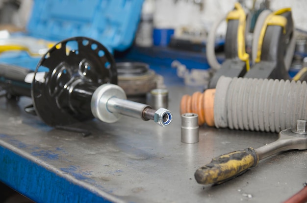 Mecánico de automóviles trabajando en el motor del automóvil en el taller mecánico Servicio de reparación auténtico primer plano