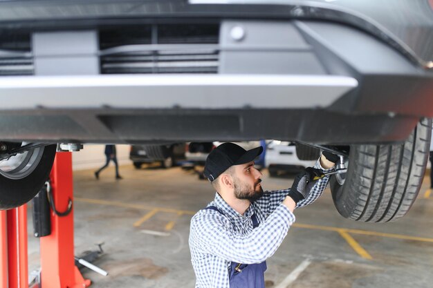 Mecánico de automóviles trabajando en un taller de reparación de automóviles