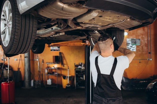 Mecánico de automóviles trabajando en un taller de reparación de automóviles