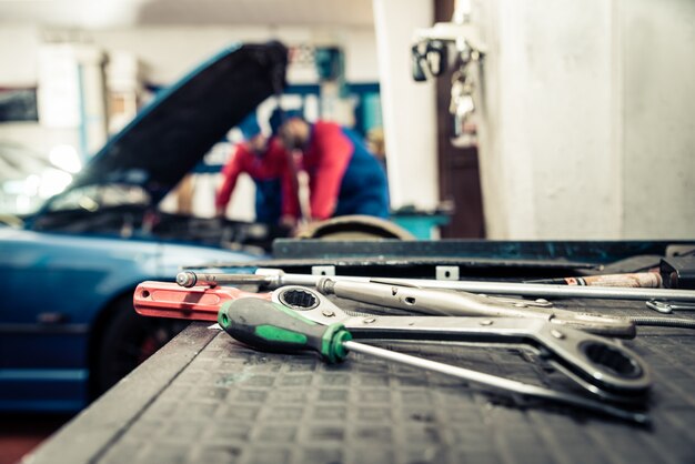 Foto mecánico de automóviles en el trabajo