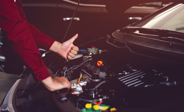 El mecánico de automóviles está verificando la disponibilidad de un buen compañero de manejo seguro.