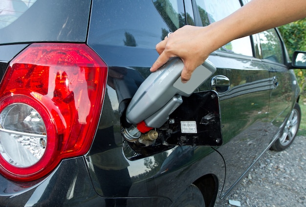 Mecânico bonito trabalhando na oficina de reparação automóvel