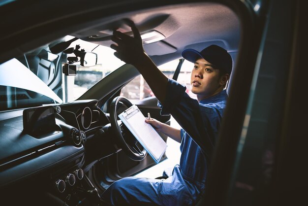 Mecánico comprobando el coche para su reparación