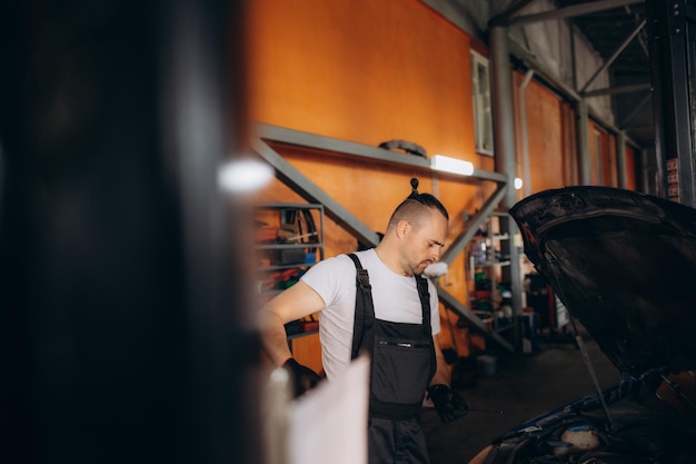 Mecánico comprobando el nivel de aceite en un taller de automóviles