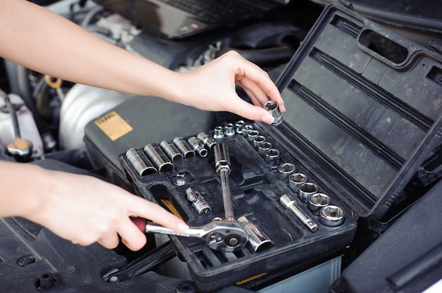 Mecânico de auto profissional mulher e homem reparar auto.