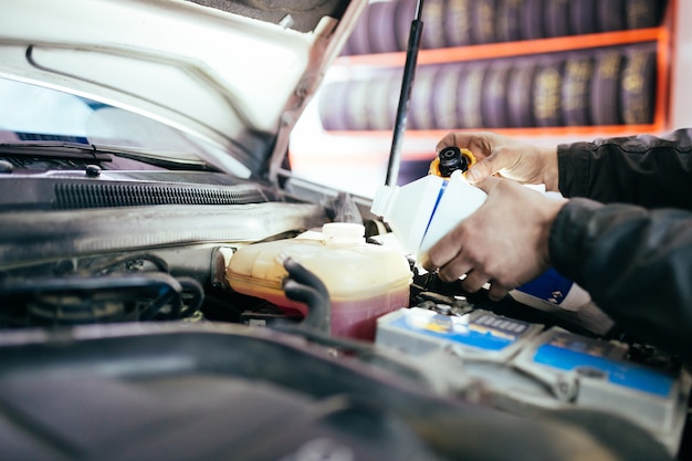 Mecânico de automóveis consertando carro